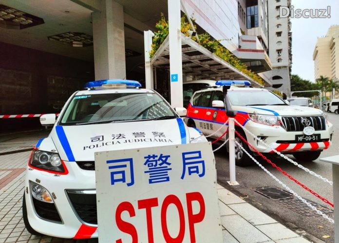 司警局門口505-696x498-1.jpg