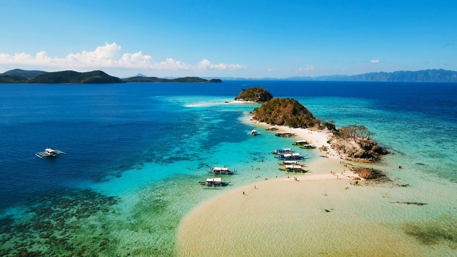 Philippines_Coron_Bulog-Dos-Whitesand-beach-布隆格沙灘_Ashutterstock_1088077631-1.jpg