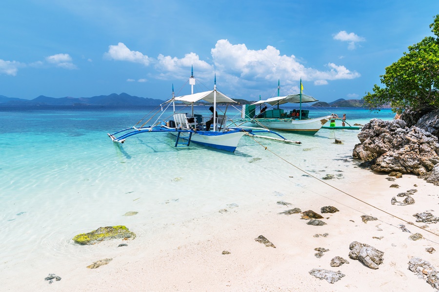 Philippines_Coron_Bulog-Dos-Whitesand-beach-布隆格沙灘_Ashutterstock_1070465357-1.jpg