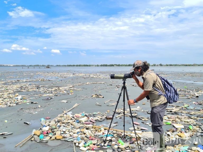 Garbage-litters-part-of-Manila-Bay-768x576.jpg