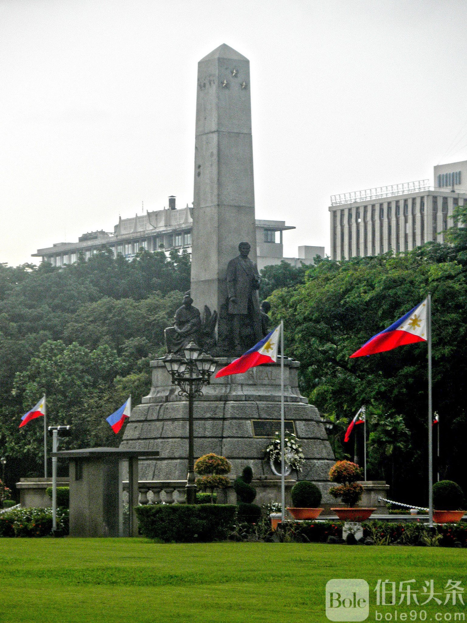 Rizal_Monument_June_2012.jpg