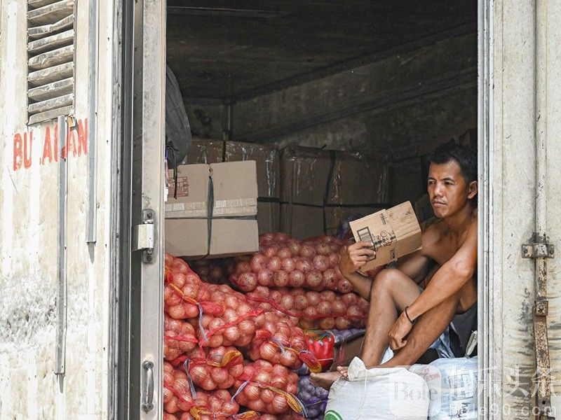 worker-onion-truck-manila_2024-06-05_11-20-53.jpg