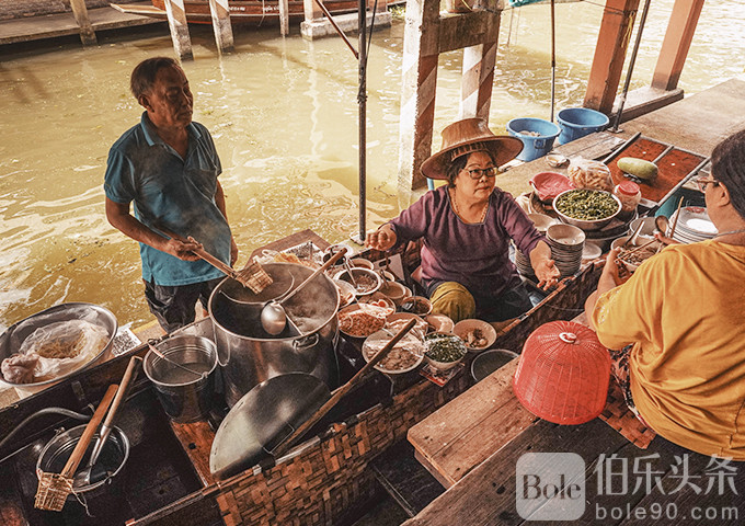 Water-market-in-Thailand.jpg