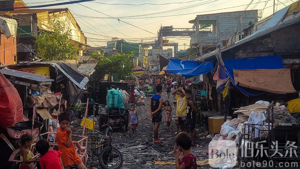 einheimische-auf-der-strasse-in-manilas-slums.jpg