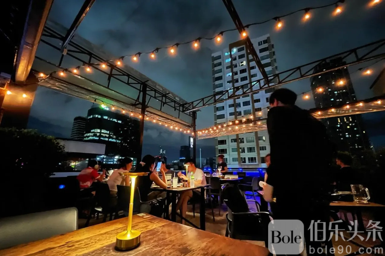 w250115_recommended-rooftop-restaurants-thailand_11.jpg
