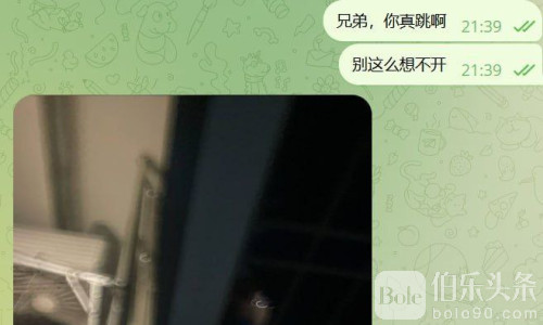中国男子帝景直播跳楼！消防赶到紧急劝阻后被成功救下