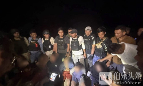 柬埔寨警察当众摸脸羞辱女嫌犯，还拍片炫耀？