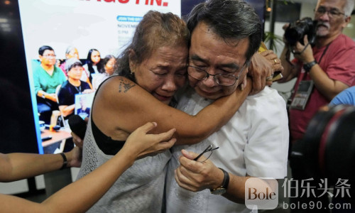 老杜被拒绝临时释放，小菲聚集在ICC门口崩溃痛哭！