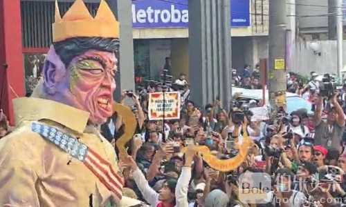 小马心慌？抗议者被拦截怒砸“小马＋莎拉双头怪兽”