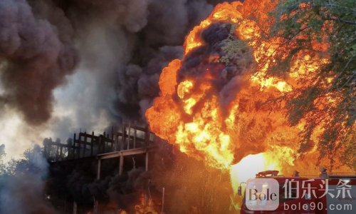 泰国普集区旧油仓爆燃！火球冲天全力压制巨型火球扩散