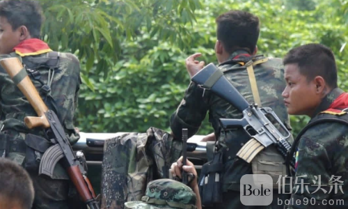 妙瓦底爆内部枪战！中国人抢枪开火狂射 边防军倒地