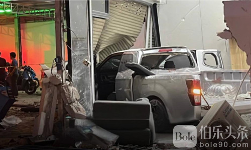 泰国毒贩拒捕飙车逃亡！警员跳车尾追缉被撞重伤毒贩亡