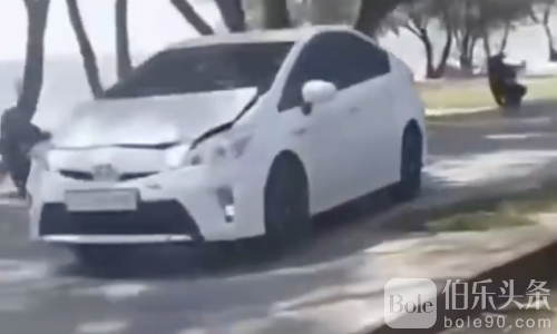 西港惊魂！白色普锐斯追尾后暴走冲向人群