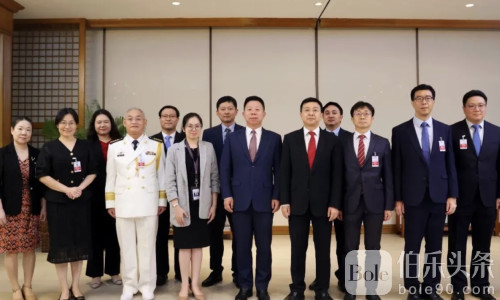 新任驻菲律宾大使井泉抵菲履新