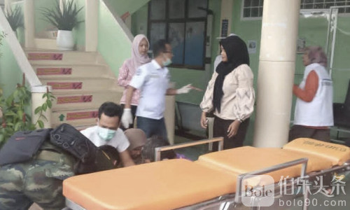 泰国军人涂旗杆意外触高压线，5人受伤1人昏迷送医