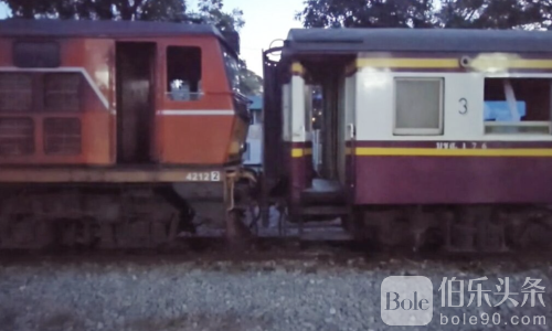 泰国火车站突发严重撞击意外 近20名游客受伤送医