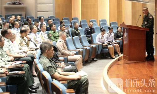 柬埔寨主动开战！泰国向19国军武官展示攻击证据