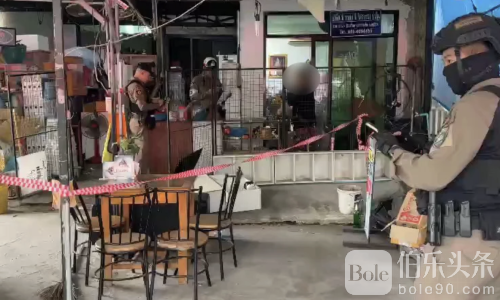 泰国家庭风波！前夫持刀翻窗入屋，女子开枪自保