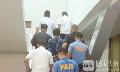 中方押解施纯芳返华受阻，菲移民局冲进机舱把人抢走！