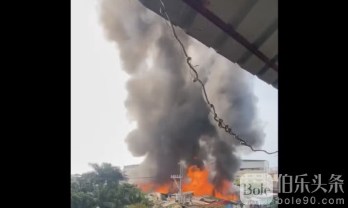 帕赛市居民区突发火灾，浓烟冲天，大火持续蔓延中！