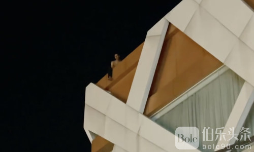 金边一中国籍男子持刀抢劫后躲上楼顶 被警方当场抓获