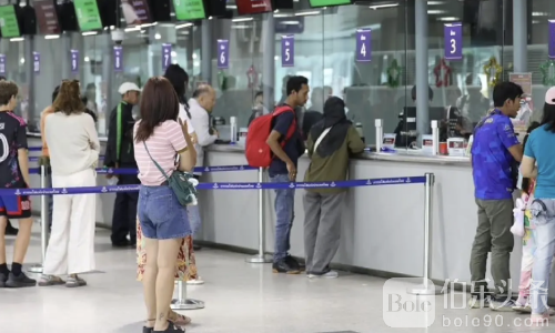 曼谷地铁爆棚，黄金线路成人潮泳池，火车也加开