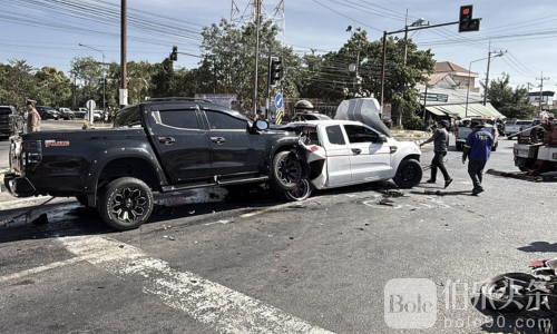 泰国阿玛差拉府四车连撞摩托！10人受伤1人死亡