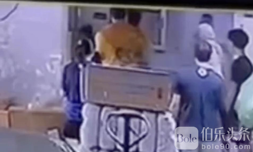 马尼拉仓库爆血案！快递还没算完钱 人先倒下