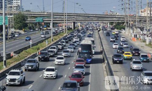 曼谷返城大塞车！巴吞旺路车满为患，铸币厂前成停车场