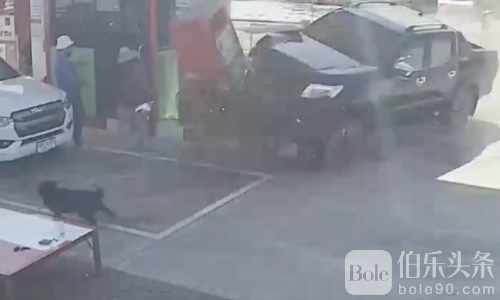 油站惊魂实录！泰国男子驾皮卡自杀式冲撞酿伤