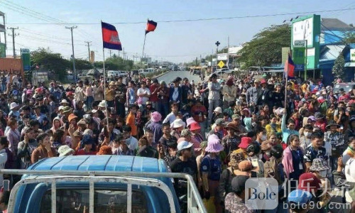 中国主管不发年终奖，柬埔寨两千名工人罢工封路数小时！