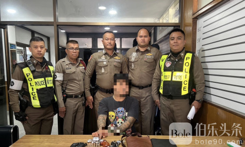 泰国警方紧急出手！39岁男子携枪带刀行驶闹市被截停