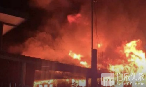 50年老宅付之一炬！泰国社区深夜火光冲天