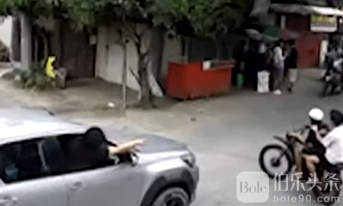 菲律宾路怒事件再现，摩托骑士险遭皮卡乘客攻击！