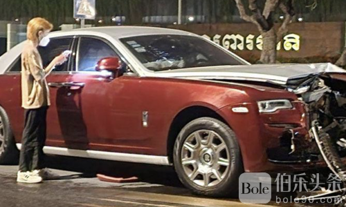 柬埔寨中国男子驾劳斯莱斯飙车！撞毁道路设备车辆严重受损