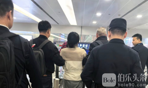 东南亚航班现押解回国画面，跨境追逃明显升级