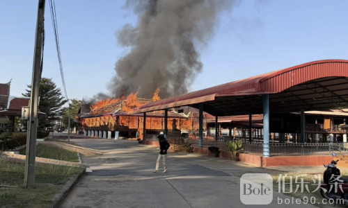 火海吞噬寺庙！泰国僧侣惊慌逃命，烟雾直冲天际