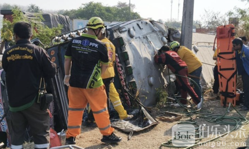 泰国工厂班车失控侧翻！42人受伤一人被困车内