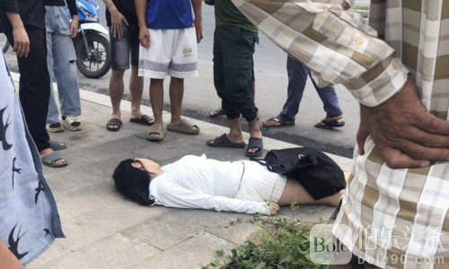 街头突发事件！西港中国女子昏倒路边群众围观报警