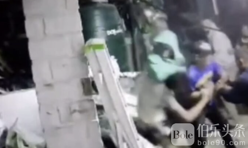 泰国家门口开团战？20名少年持砖持刀狂殴男子！