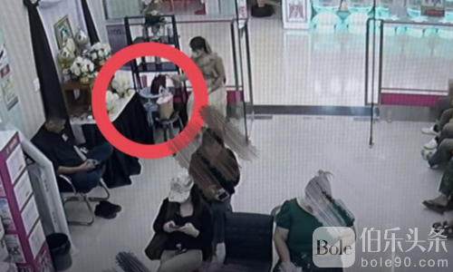 “福利骗局”拆穿！两名女诈骗犯提款现场遭泰国警方当场逮捕