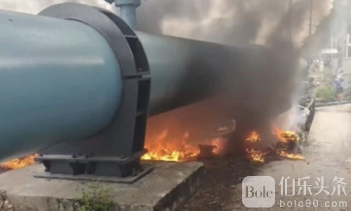 泰国3名儿童当街纵火烧流浪汉！拍视频留作“战利品”