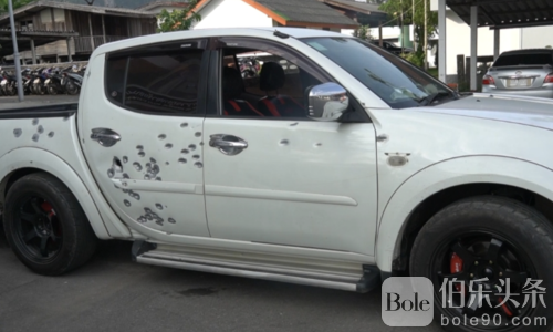 轰炸式报复！泰国歹徒持枪狂扫轿车与民宅