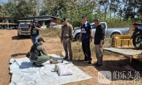 泰国男子撞车翻出军火库！泰国警方急派拆弹部队