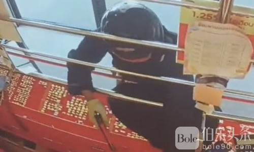 泰国男子持枪抢金失败，连开一枪后仓皇逃离！