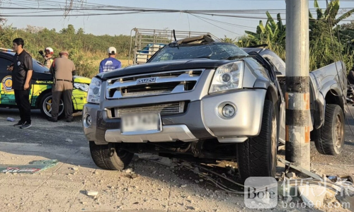 泰国佛统情侣青年自驾皮卡失控！猛撞灯柱当场双亡