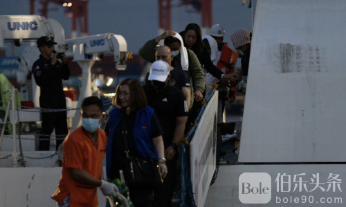 中国海警转交沉船17名菲律宾船员，搜救仍在继续