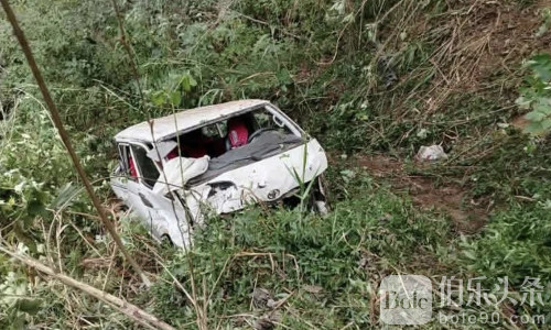 菲律宾一卡车坠入200米深沟，司机与乘客当场身亡