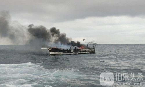 火光冲天！菲律宾一架游艇疑电路故障起火，7人遇险