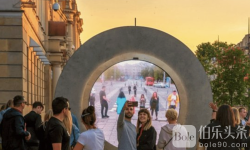 马尼拉街头惊现“时空之门”一秒直连欧美！